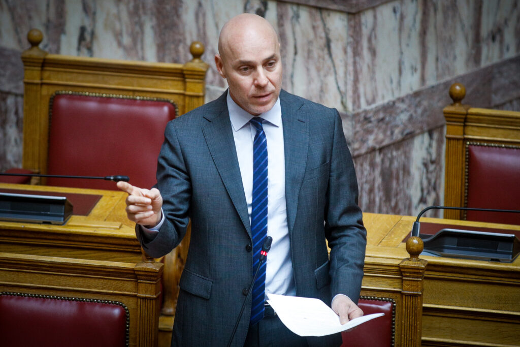 Ο Γιώργος Αμυράς παίρνει την έδρα του Κώστα Τασούλα στη Βουλή