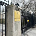 Σουηδία: Συνελήφθη άνδρας που έπεσε με όχημα στην πύλη της ρωσικής πρεσβείας