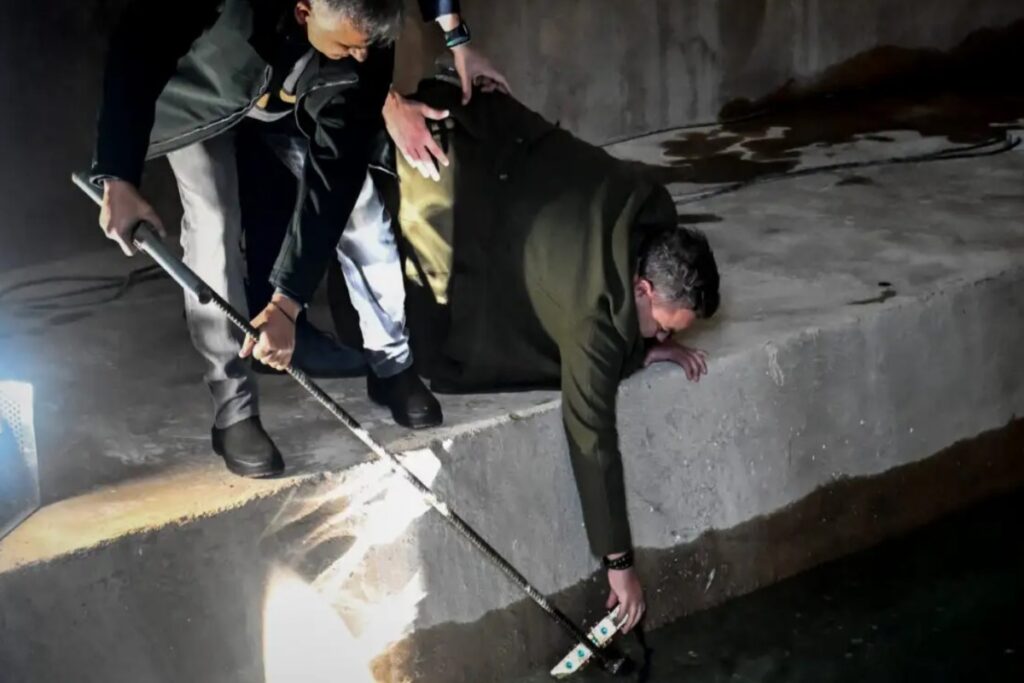 «Χάθηκε» ο σταυρός στη Δεξαμενή Αθηνών – Επιχείρηση για να τον βγάλουν από το νερό