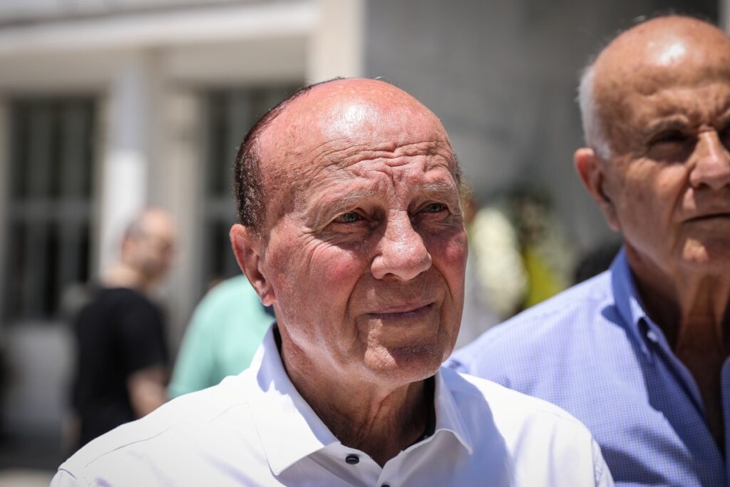 Πέθανε ο Μίμης Δομάζος – Έδωσε μάχη για τρεις ημέρες στη ΜΕΘ