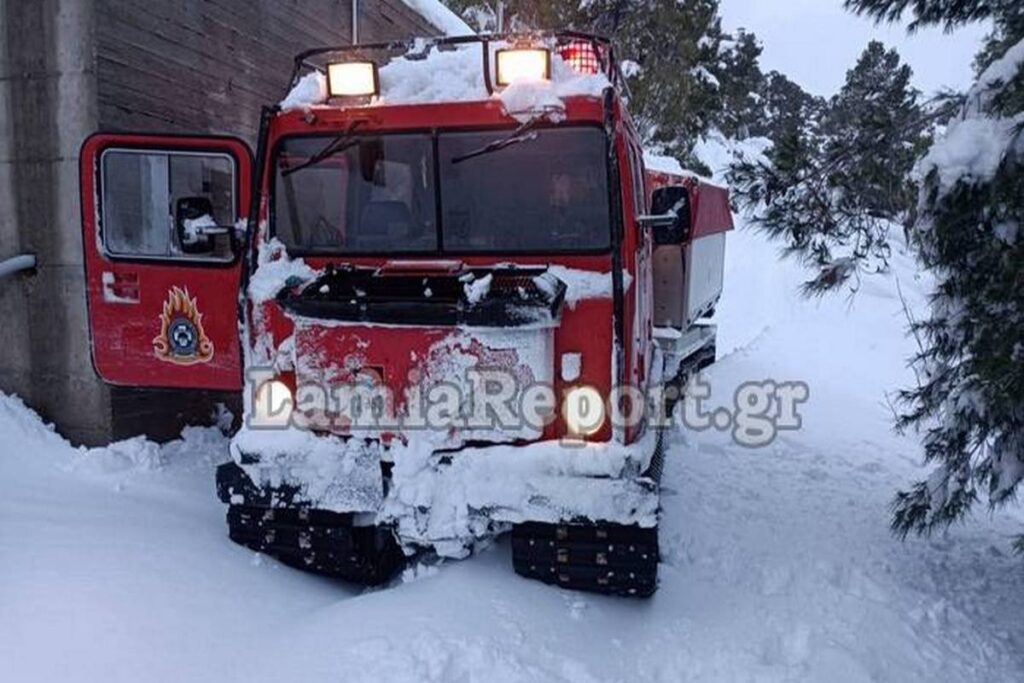 Λαμία: Απεγκλωβίστηκαν πεζοπόροι στο χιονισμένο Καλλίδρομο – Με ερπυστριοφόρο της ΕΜΑΚ η επιχε