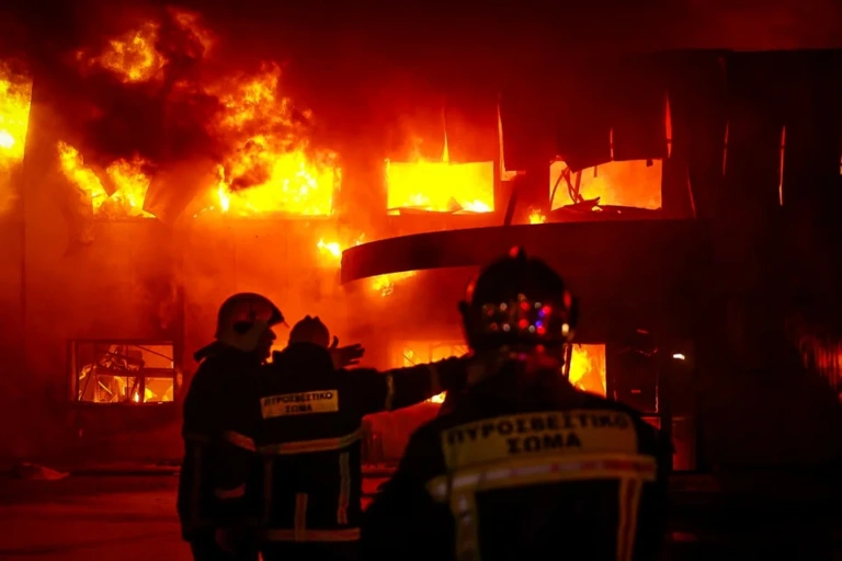 Φωτιά στο εργοστάσιο «Καραμολέγκος» στο Κορωπί: Οριοθετήθηκε η έκταση της πυρκαγιάς – Καταστράφηκε ολοσχερώς διώροφο κτίριο [βίντεο]