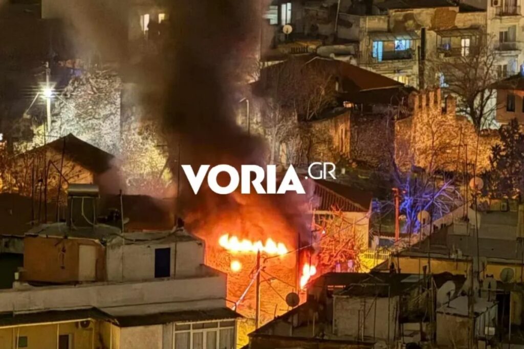Θεσσαλονίκη: Φωτιά σε μονοκατοικία – Στο σημείο ισχυρές δυνάμεις της Πυροσβεστικής [βίντεο]