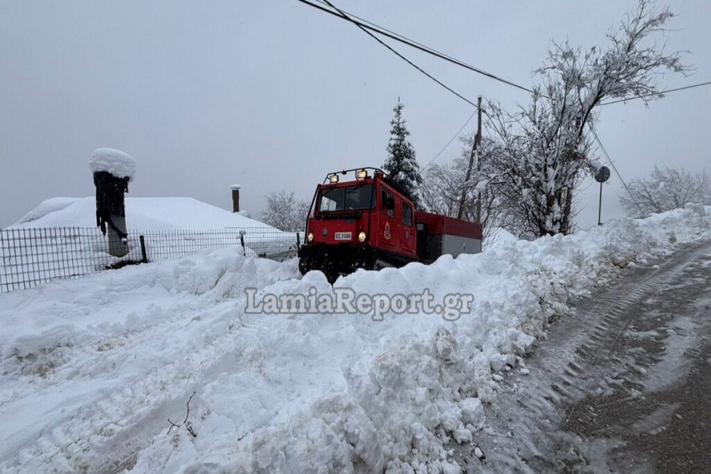 Φθιώτιδα: Επιχείρηση απεγκλωβισμού ηλικιωμένων στην ορεινή Μερκάδα [βίντεο]