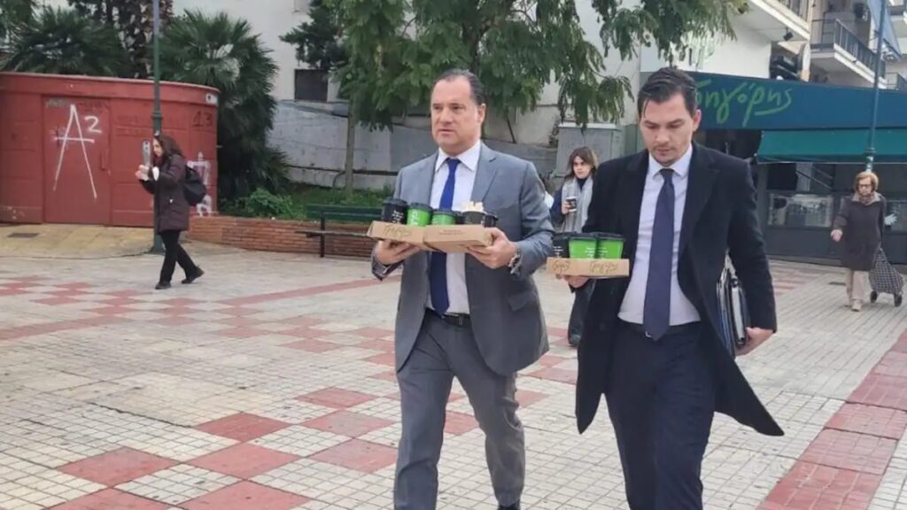 Ο Γεωργιάδης έκανε «ντου» με κλειδαρά στο φαρμακείο του ΕΟΠΥΥ και μάζεψε τις συνταγές των ασφαλισμέν