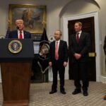 Ακόμα ένα διάταγμα Τραμπ: Ζητεί να τερματιστεί κάθε ομοσπονδιακή στήριξη των υπηρεσιών υγείας που βοηθούν στη φυλομετάβαση τρανς εφήβων