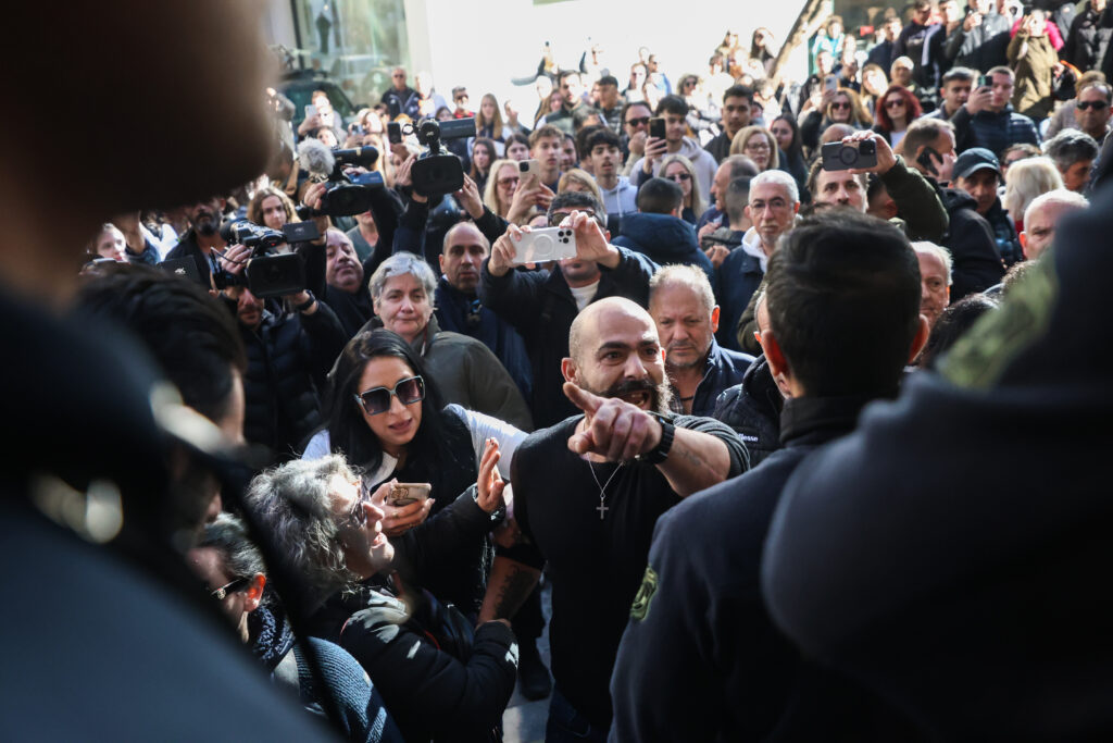 Κακοποίηση 3χρονου στο Ηράκλειο: Απαθής στην απολογία της η 26χρονη μητέρα, κατηγορεί τον σύντροφό τ
