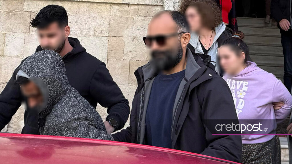 Ηράκλειο: Οργισμένο πλήθος έξω από τα δικαστήρια περίμεναν το «σατανικό» ζευγάρι – Μάχη για τη
