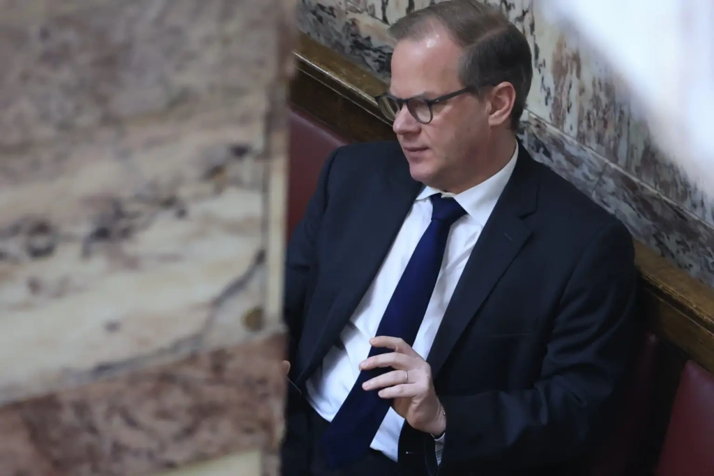 Προανακριτική για Τέμπη: Η ΝΔ ζητά να διερευνηθεί το πλημμέλημα παράβασης καθήκοντος για τον Καραμανλή – Τι αναφέρει για Σπίρτζη