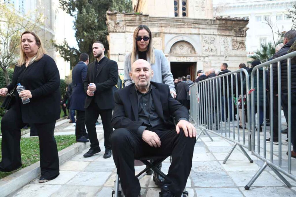 Μίμης Δομάζος: Στη Μητρόπολη Αθηνών η οικογένεια και συμπαίκτες του «Στρατηγού» για την κηδεία