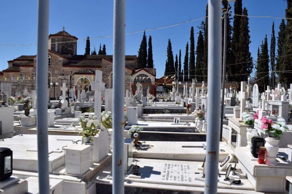 Θεσσαλονίκη: Ασφυξία σε κοιμητήρια – Ταφές με… χαρτάκι και αναμονή έως και 6 ημέρες