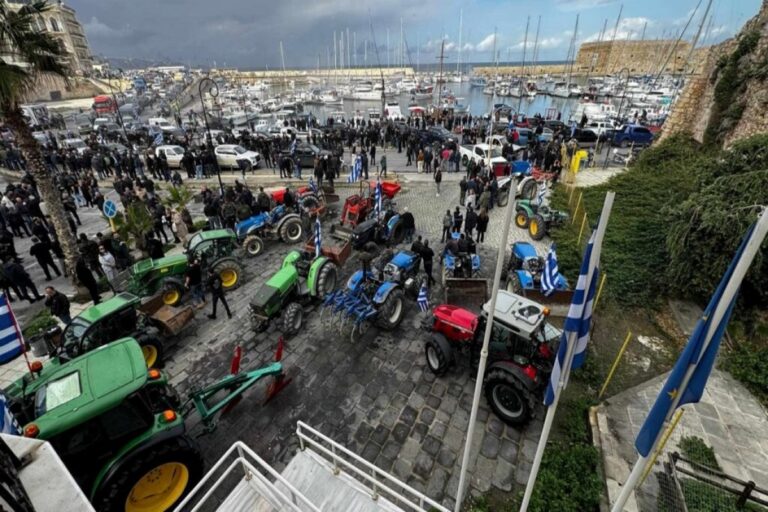 Κρήτη: Χιλιάδες αγρότες στο Παγκρήτιο Συλλαλητήριο – Άναψαν βεγγαλικά και έριξαν γάλα 