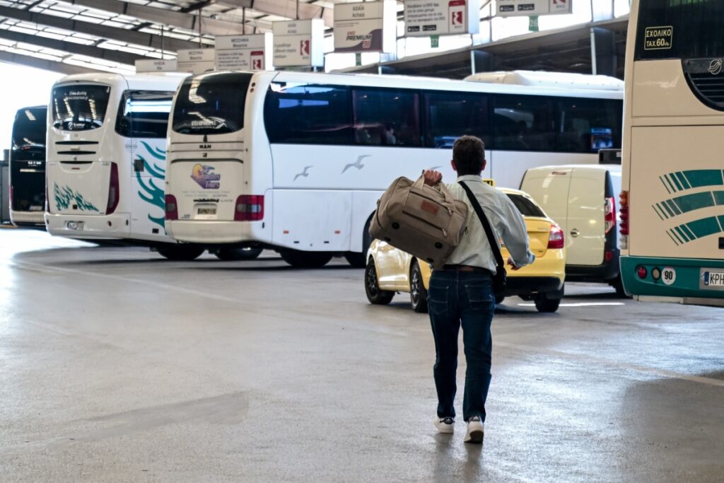 Κρήτη: Οδηγός ΚΤΕΛ στον ΒΟΑΚ έπαιζε με το κινητό του, ενώ οδηγούσε [βίντεο]