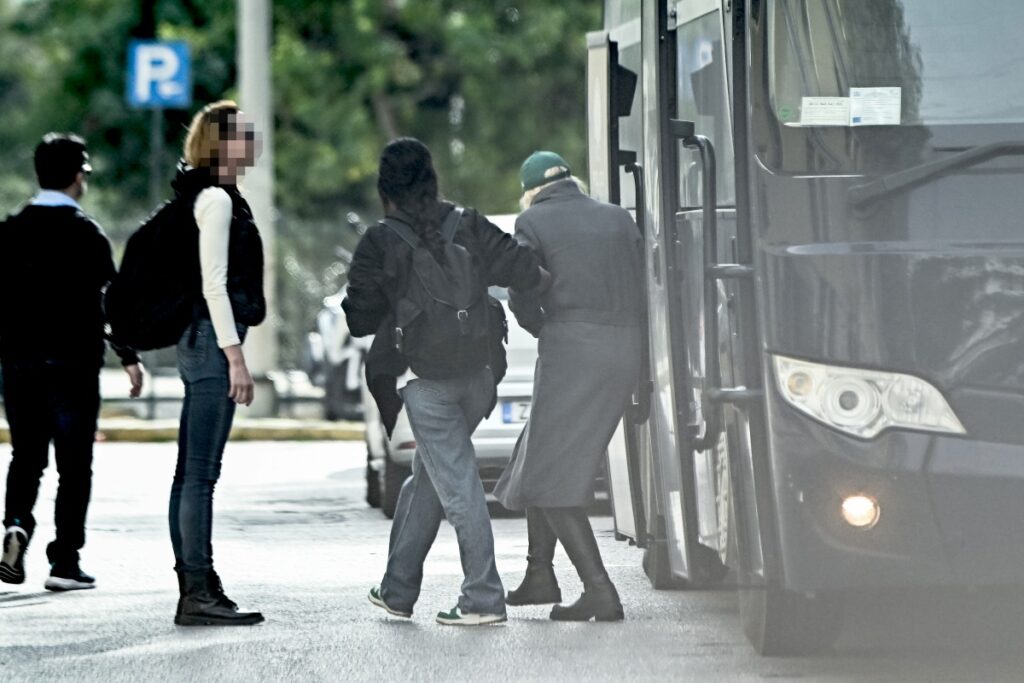 Στον εισαγγελέα η «αστυνομικός της χρονιάς» για το κύκλωμα προστασίας οίκων ανοχής [εικόνες-βίντεο]
