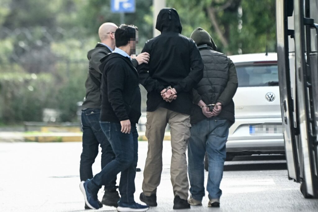 Κύκλωμα προστασίας: Αρνήθηκε τις κατηγορίες ο «Κρητικός» – Απολογείται και η αστυνομικός [βίντεο]