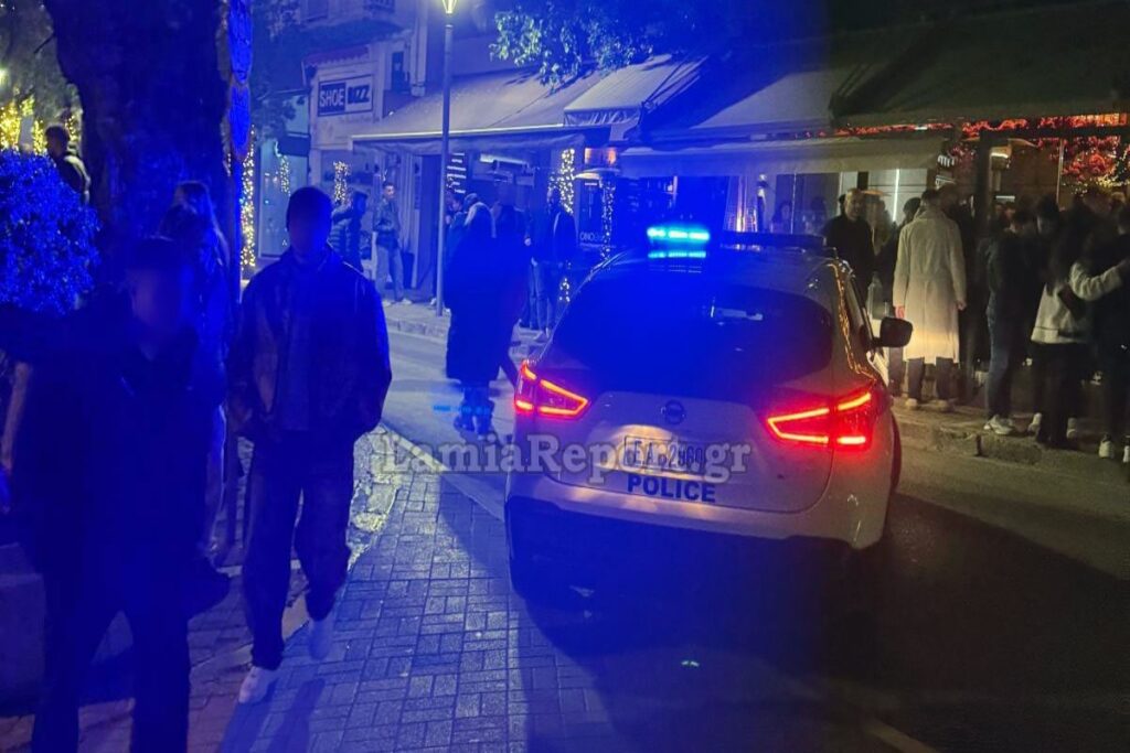 Λαμία: Τράβηξε χειρόφρενο, έβαλε τέρμα τη μουσική και άρχισε να χορεύει στη μέση του δρόμου [βίντεο]