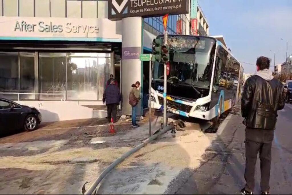Λεωφορείο προσέκρουσε σε φανάρι στη Λεωφόρο Μεσογείων [βίντεο]