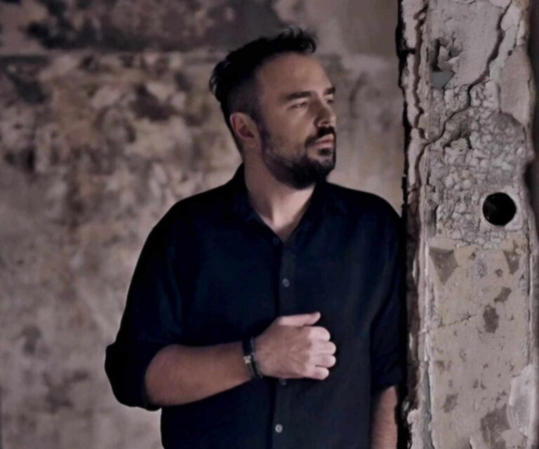 «Να σ’αγαπήσω» τραγουδά και εντυπωσιάζει ο Σπύρος Μακρής!