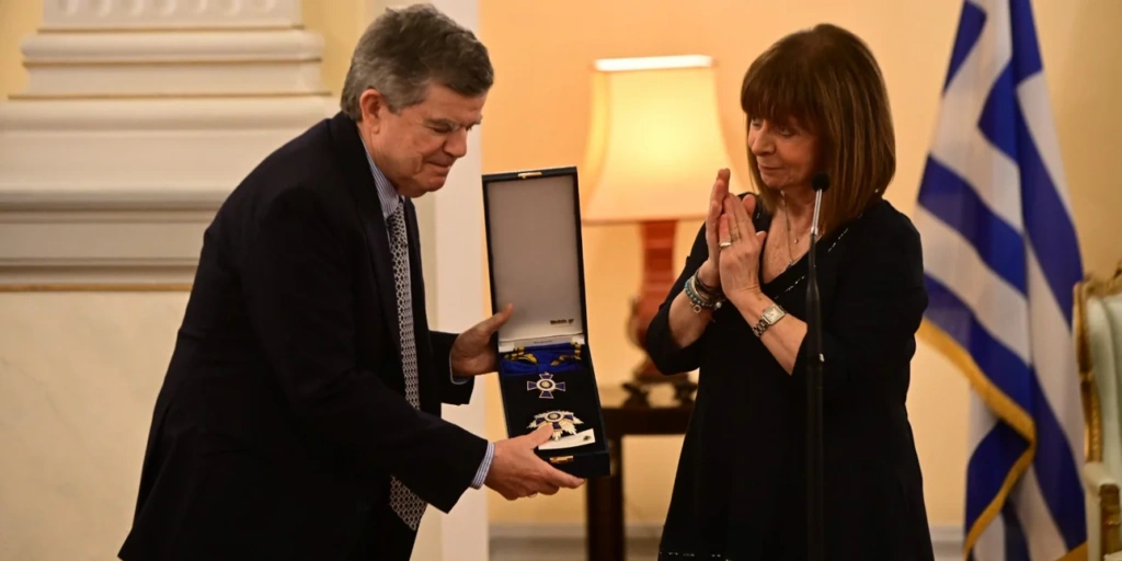 Η Σακελλαροπούλου απένειμε το παράσημο του Μεγαλόσταυρου του Τάγματος της Τιμής στον Αθανάσιο Μαρτίνο