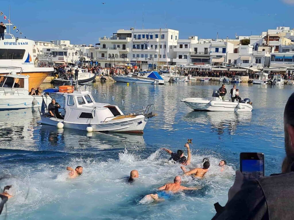 Πώς γιόρτασαν οι Κυκλάδες τα Θεοφάνεια