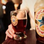 Heineken: Ανακαλεί μπύρες της στη Βρετανία – Εντοπίστηκαν θραύσματα γυαλιού