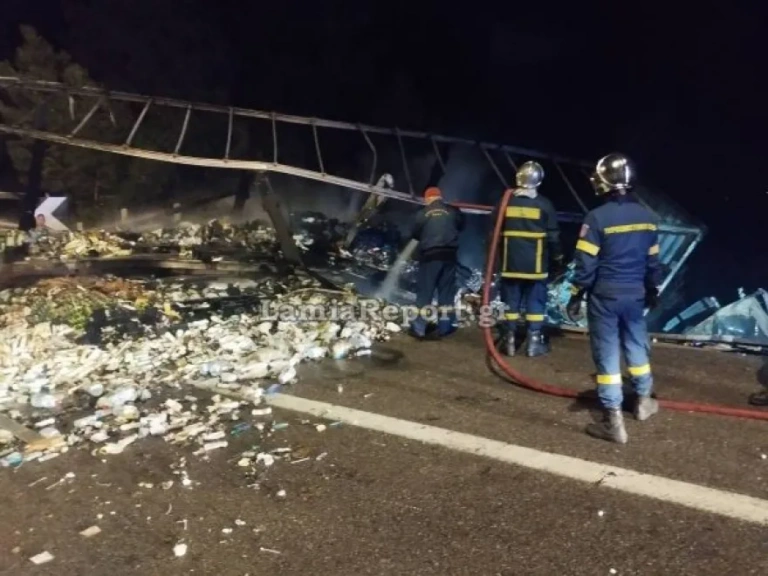Φωτιά σε φορτηγό στην εθνική οδό Αθηνών-Λαμίας – Στο νοσοκομείο ο οδηγός [εικόνες]