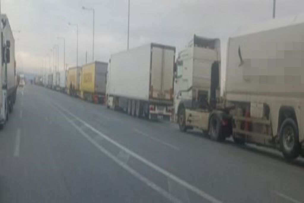 Θεσσαλονίκη: 80 νταλίκες ακινητοποιημένες επί 32 ώρες στο Δερβένι [βίντεο]