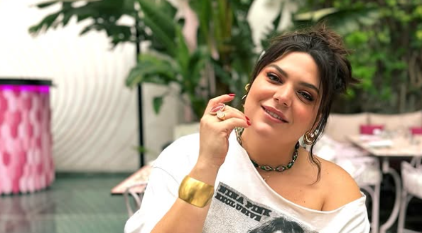 Δανάη Μπάρκα: Φόρεσε… νυφικό και έγινε viral στο TikTok – Η χιουμοριστική της απάντηση [βίντεο]
