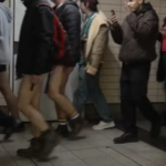 Επέστρεψε στο Λονδίνο η ετήσια «εκδήλωση» με τίτλο No Trousers Tube Ride – Το μετρό γέμισε με ανθρώπους με πολύχρωμα εσώρουχα