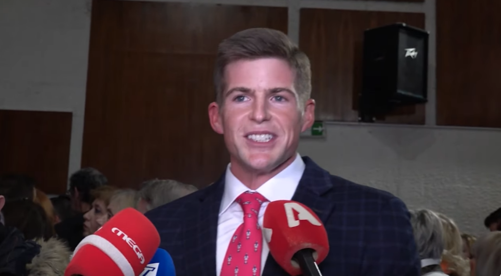Τάιλερ Μάκμπεθ: Απαντά στους ρεπόρτερ για την γραβάτα με «τσολιάδες» που έβαλε στην παρουσίαση βιβλίου του Στέφανου Κασσελάκη [βίντεο]
