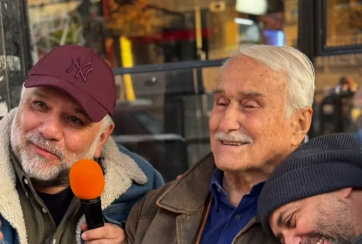 Γρηγόρης Αρναούτογλου: Η σπάνια δημοσίευση με τον πατέρα του στα γυρίσματα της εκπομπής του [εικόνα]