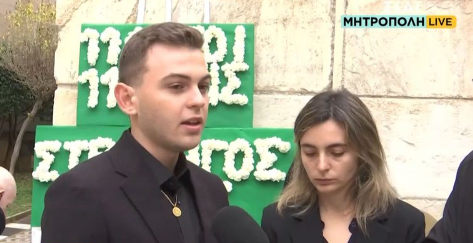 Μίμης Δομάζος: Η συγκίνηση απο τα εγγόνια του στο τελευταίο «αντίο» – «Ήταν ένας πολύ καλός παππούς, καλός οικογενειάρχης» [βίντεο]