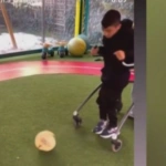 Μικρός Γιαννάκης: Η συγκινητική στιγμή που κλωτσάει για πρώτη φορά τη μπάλα [βίντεο]