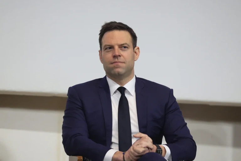 Στέφανος Κασσελάκης: «Προσκυνούσα ο ερωτικός μου προσανατολισμός να είναι στρέιτ και όχι γκέι»