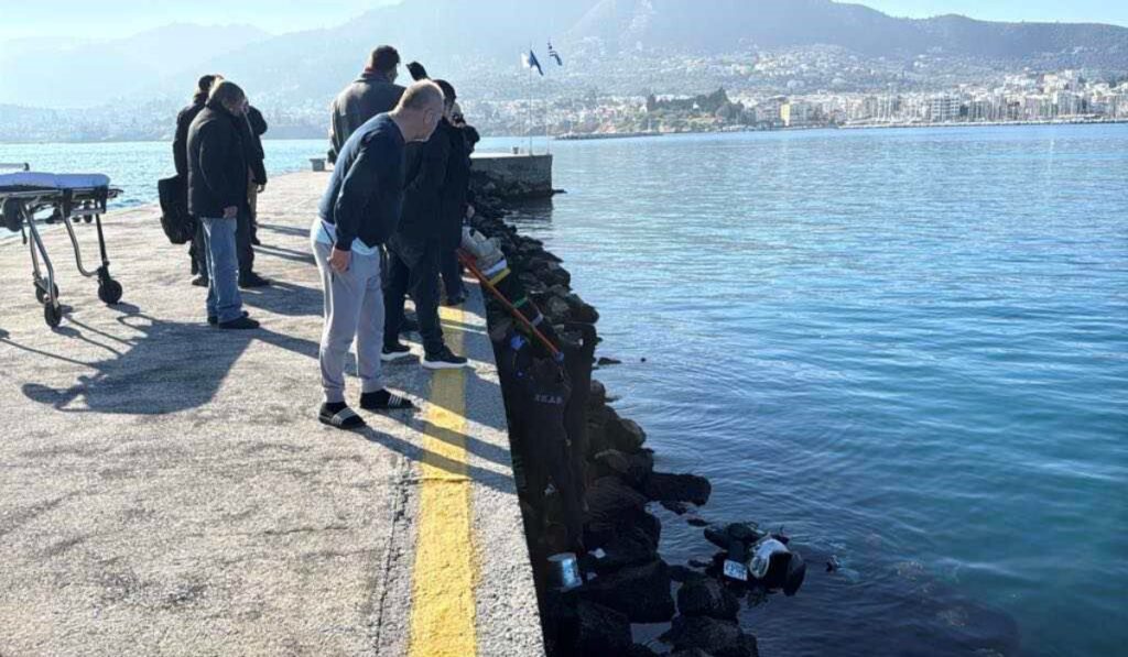 Μυτιλήνη: Ερασιτέχνης ψαράς έπεσε με το σκούτερ στη θάλασσα [βίντεο]