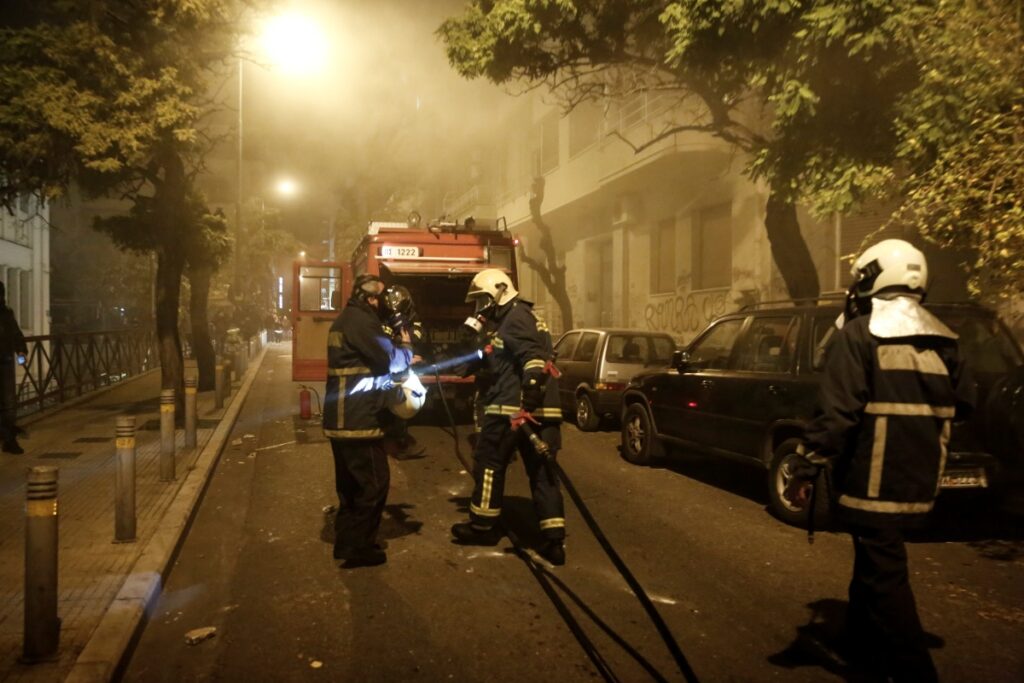 Εξάρχεια: Άγνωστοι πυρπόλησαν Τesla – Κάηκε και το διπλανό όχημα