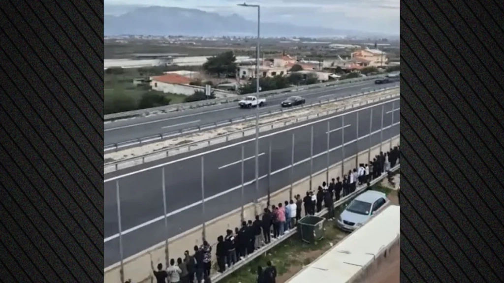 Ρομά στήνουν κόντρες με «πειραγμένα» αγροτικά στην Εθνική Οδό Αθηνών – Κορίνθου (βίντεο)