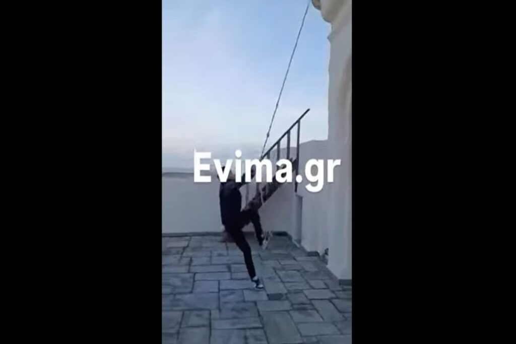 Σκύρος: Νεαρός χτύπησε εύθυμα την καμπάνα με το πόδι του [βίντεο]