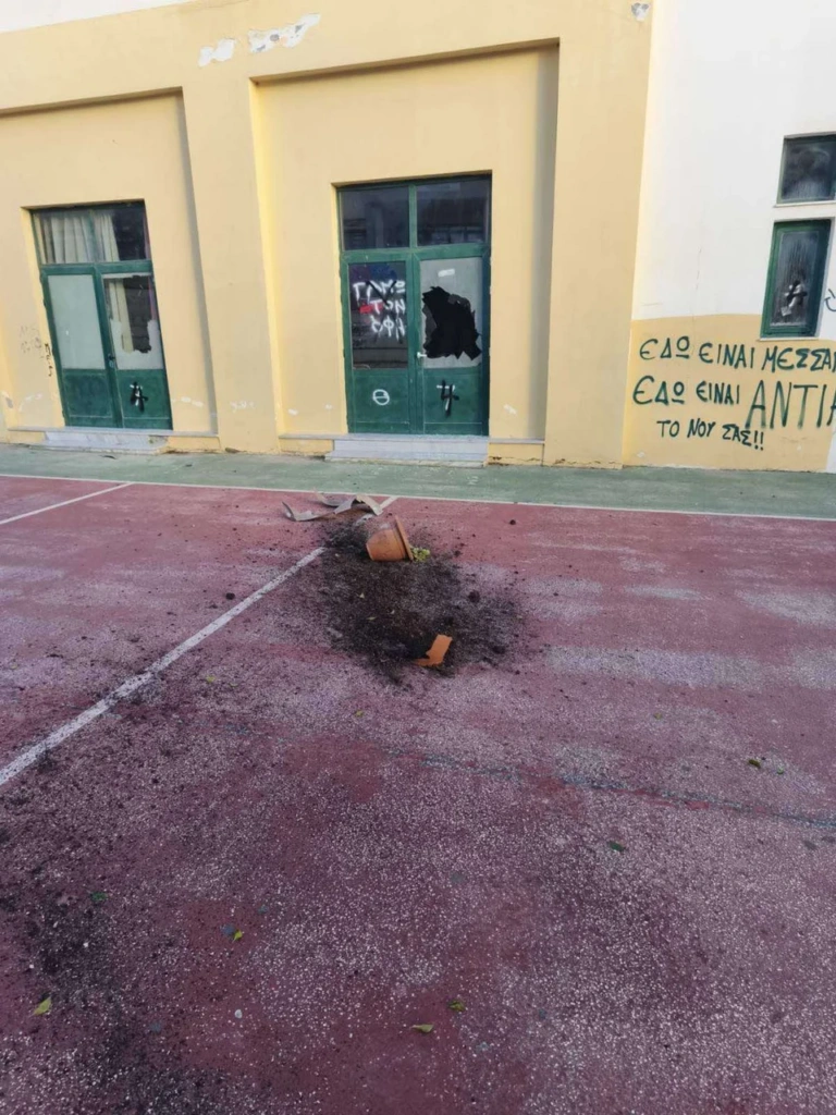 Κρήτη: Άγνωστοι βανδάλισαν σχολείο στο Ηράκλειο – Μεγάλες ζημιές μέσα στις τάξεις [εικόνες]