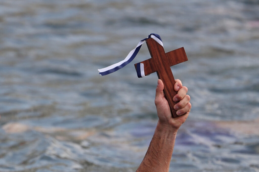 Με λαμπρότητα ο εορτασμός των Θεοφανείων σε Πειραιά και Θεσσαλονίκη – Στις 11:00 ο καθαγιασμός των υ