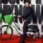 Πασίγνωστος ηθοποιός «σκάει» στο κόκκινο χαλί με ηλεκτρικό ποδήλατο και… τρώει πρόστιμο