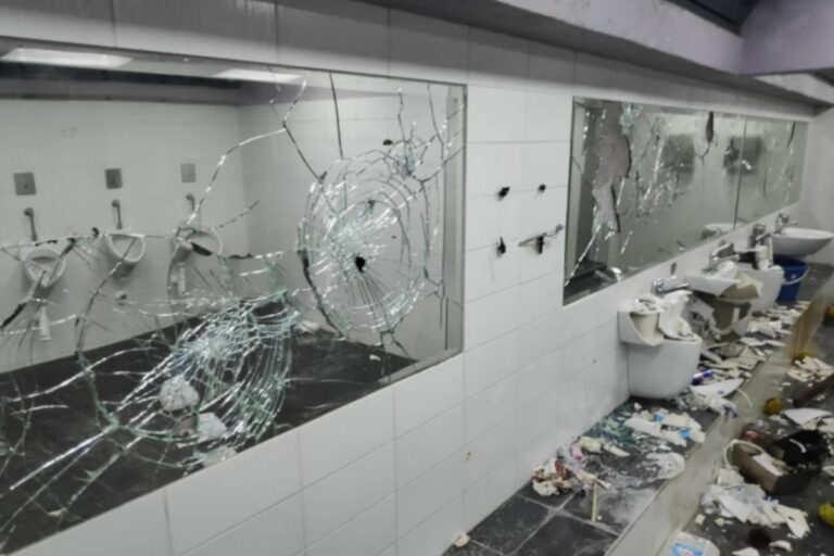Θεσσαλονίκη: Βανδάλισαν τις δημόσιες τουαλέτες στη Νέα Παραλία [βίντεο]