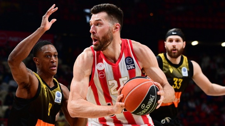 Ολυμπιακός – ΑΕΚ 89-70: Ερυθρόλευκη νίκη με κορυφαίο τον Πίτερς