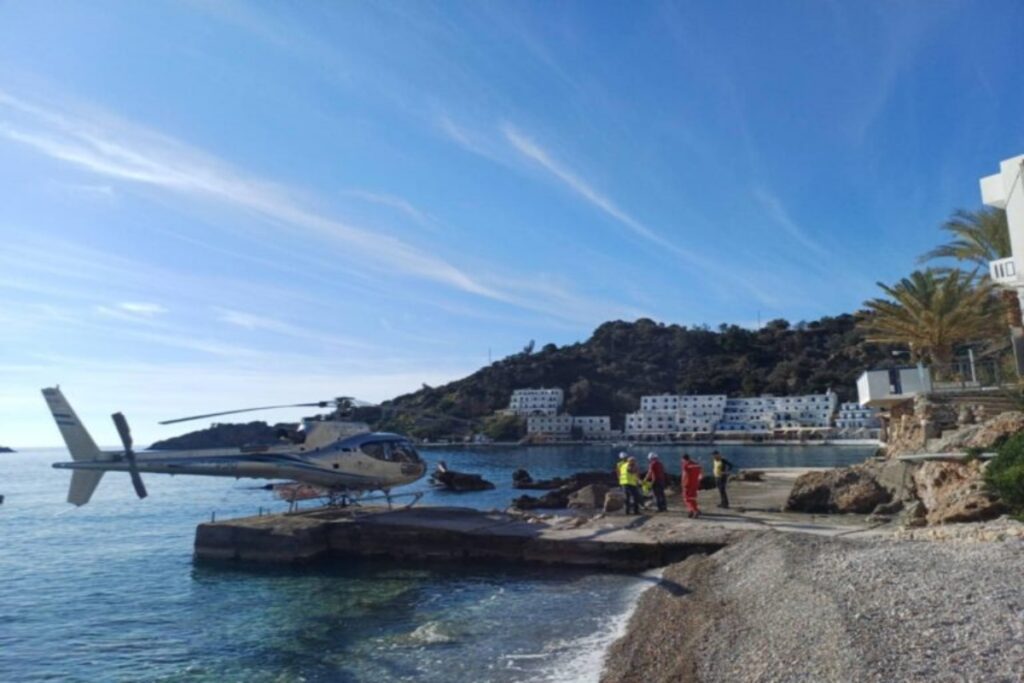 Χανιά: Με ελικόπτερο τοποθετούνται νέοι στύλοι ηλεκτροδότησης στο Λουτρό Σφακίων