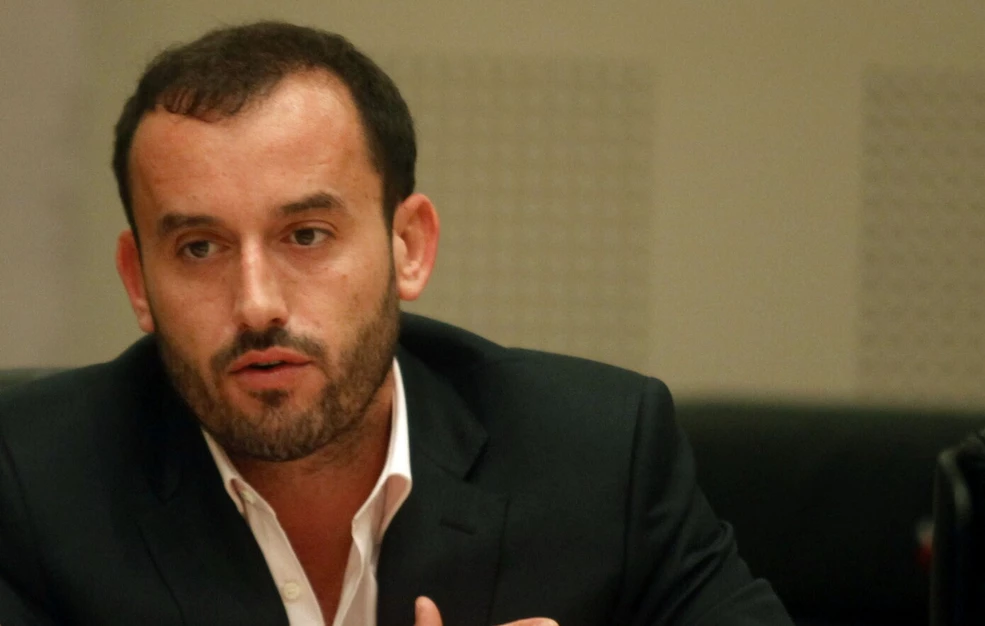 Με μήνυση απαντά ο ιδιοκτήτης της εταιρείας «Ζαγόρι», Βασίλης Χήτος, σε δημοσίευμα ότι είναι ζευγάρι με τη Βικτώρια Καρύδα