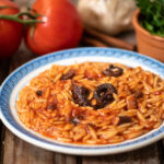 Τι τρώμε την Καθαρά Δευτέρα; Τα δύο άπαιχτα πιάτα που δεν πρέπει να λείπουν από το τραπέζι