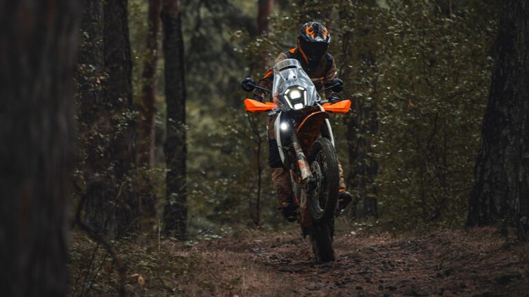 ΚΤΜ: Ανανεωμένο 390 Adventure R για ράλι και X για δρόμο