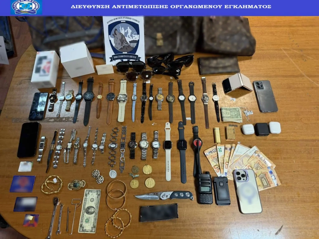 Συνελήφθη οικιακή βοηθός στην Αθήνα – Έκλεψε από το σπίτι κοσμήματα και ασημικά αξίας 8.000 ευρώ