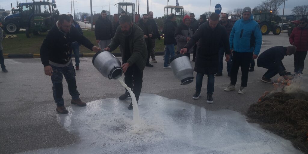 Τρίκαλα: Συμβολικός αποκλεισμός του κόμβου Μεγαλοχωρίου από τους αγρότες
