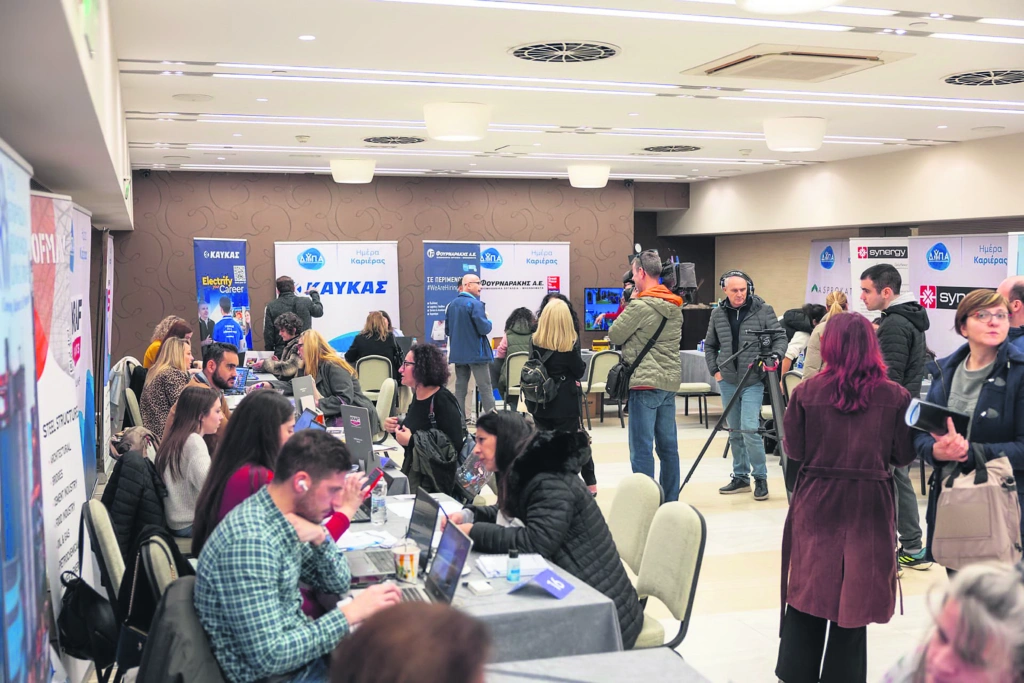 ΔΥΠΑ: 8.500 προσλήψεις μέσα από τις «Ημέρες Καριέρας» – Τι λένε στον ΕΤ 4 εργαζόμενοι